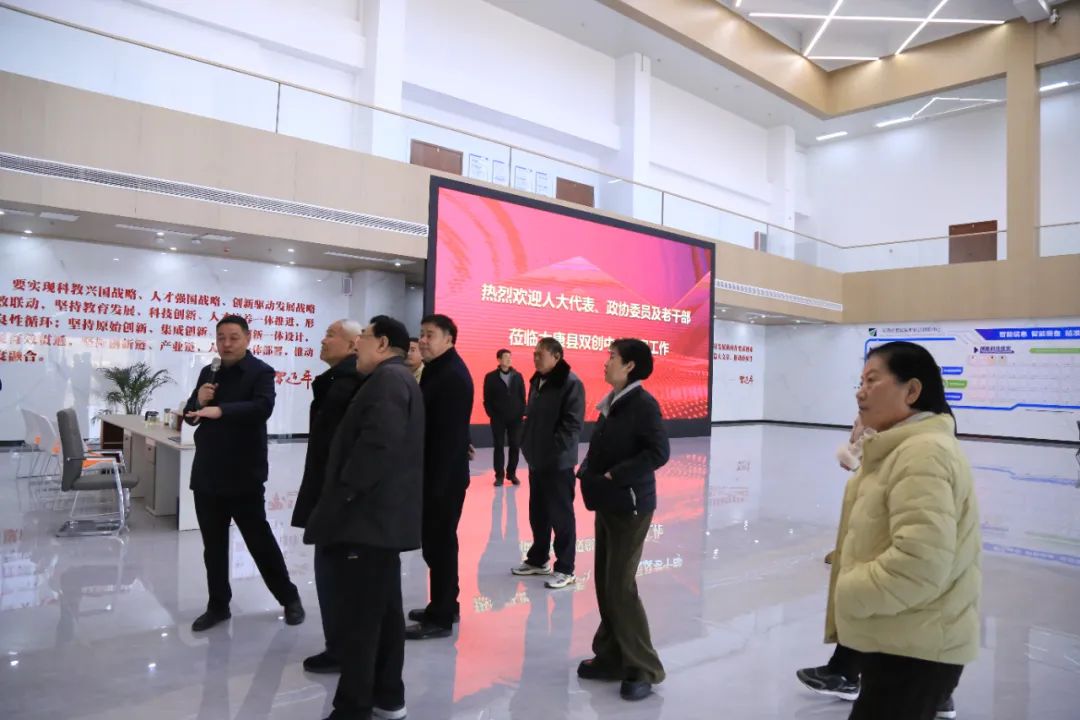 太康縣人大代表、政協(xié)委員及老干部蒞臨四通鍋爐創(chuàng)新中心