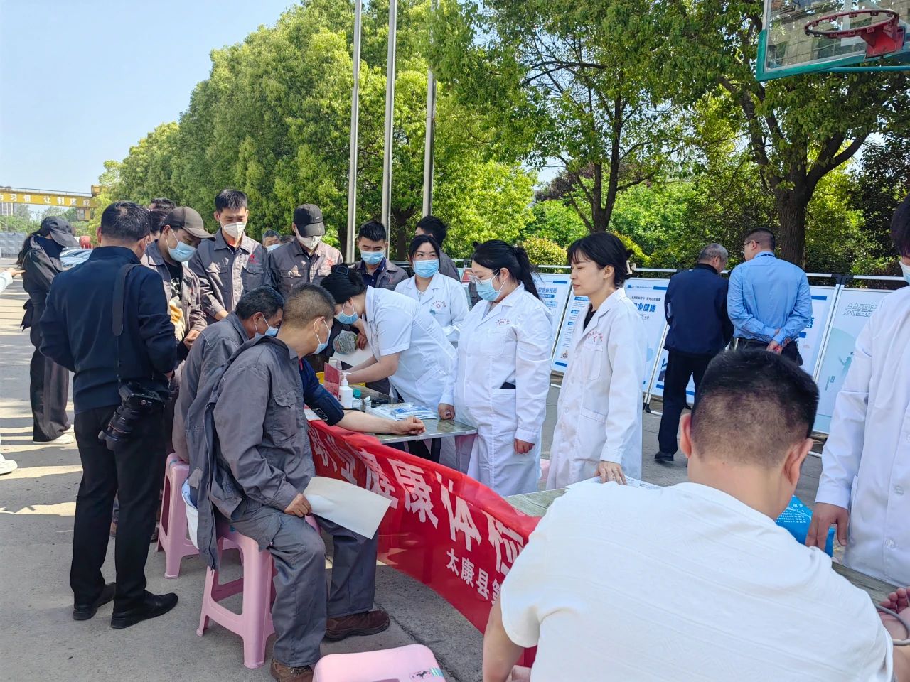 太康縣衛(wèi)生健康單位走進(jìn)四通鍋爐開(kāi)展健康宣傳活動(dòng)
